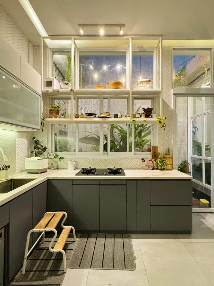 Dapur diumpetin di belakang ❌
Dapur dibikin estetik dan dipajang ✅

Kalau jaman dulu mungkin pamali ya, menaruh dapur di tempat yang terlihat tamu, tapi justru sekarang dapur dibuat semakin estetik namun tetap berfungsi.

Di Rumah Semak sendiri, dapur berada satu ruangan dengan ruang makan dan ruang keluarga tanpa sekat. Yang membuat dapur ini menarik selain menggunakan kitchen set yang modern, namun pemandangan taman tepat di depan kompor, sehingga siang ataupun malam disuguhi pemandangan taman yang cantik. 

Sebelah dapur juga ada akses ke taman dengan kolam ikan koi, suara air mengalir, selalu sukses membuat relaks saat kami di dapur, maupun makan di ruang makan. 

#kitchenset #dapurmodern #dapurminimalis #dapurcantik #makeoverdapur #stylingdapur #dapuratnight #nightvibes