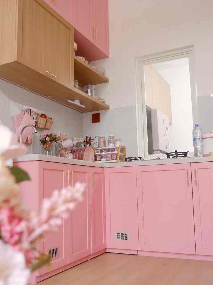 Dapur ini merupakan tempat yang spesial bagi kami. Karena area ini adalah area pertama yang kami renovasi di Rumah Pinky Mama. Kami menggunakan jasa kontraktor untuk membuat kitchen set ini karena saat pembelian rumah ini, kami sudah mendapatkan meja dapur dengan beton. Dan kamipun memutuskan untuk menggunakan cat duco warna Pink sebagai finishing dapur kami. Dengan backsplash berwarna putih dan solid surface motif terrazo, dapur pink ini menjadi terlihat cantik ❤️


#makeoverdapur #stylingdapur #dapurpink #dapurpinkymama #dapurcatduco #kitchenset