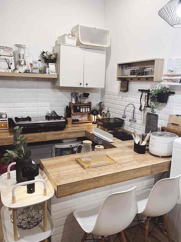 ✨Kitchen at Night

Styling dapur saat malam hari, menemani saat lapar tengah malam. 
✨ Tambahkan lampu rechargeable untuk penerangan extra
✨ Vase dengan tanaman artificial agar menambah kesan segar
✨ Memaksimalkan area penyimpanan dinding dengan berbagai jenis ambalan dan rak dapur. 
✨ Mendekor area counter top dengan rak dapur & rak bumbu yang estetik.

#MakeOverDapur #StylingDapur #KitchenSet #LampuRechargeable #ambalandapur #pegboard #rakdapur #rakbumbu