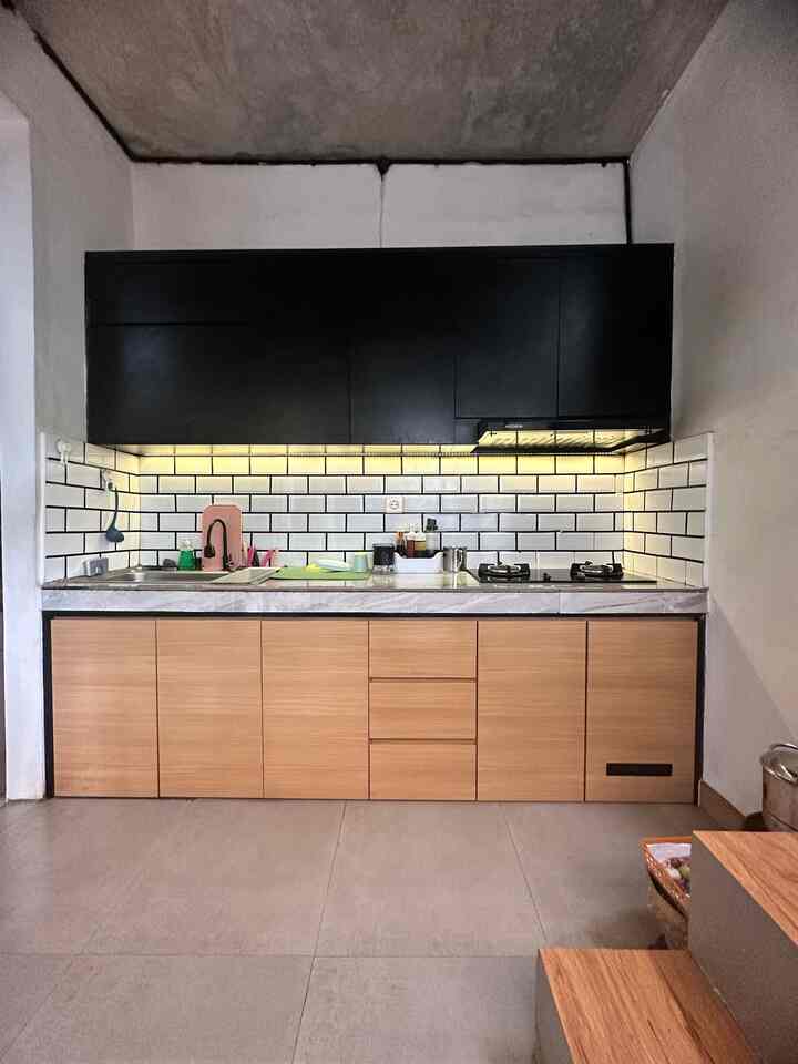 Hi Tetangga, kembali ke area dapur yang dimana dekoratif yang kami gunakan adalah tetap bernuansa coklat hitam putih dan abu.

Untuk bevel / blacksplash dapur kami menggunakan Tape Anti Air berwarna hitam, affordable tapi bisa merubah looks dapur ♥️.

Kami jg menggunakan taplak penyerap air, sebagai media transisi sebelum piring dkk nya masuk ke dalam kitchen set, tidak lupa jg taplak yang kami pilih adalah warna hijau untuk jd pemanis dapur 🥰.

#kitchensetminimalis #blacksplash #hpltaco #mejacorbeton #makeoverdapur #stylingdapur #dapurminimalis #dapursegaris #dapurmungil #industrial #rumahindustrial #minimalis