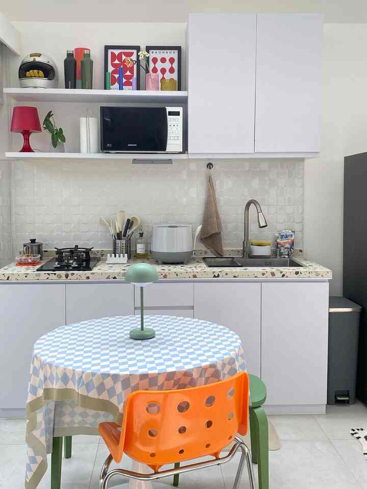 Dapur mini fungsional kami yang tak luput dari barang-barang dekoratif. Pada kitchen set, kami sengaja meletakkan wall art dan hiasan berwarna terang untuk membuat dapur tidak terasa monoton. Karena ruangan tidak terlalu luas, kami menggunakan meja bundar dan stools untuk ruang makan.
#KitchenSet #BacksplashDapur #DapurSegaris #KursiMinimalis #DekorasiDapur #MakeOverDapur #StylingDapur