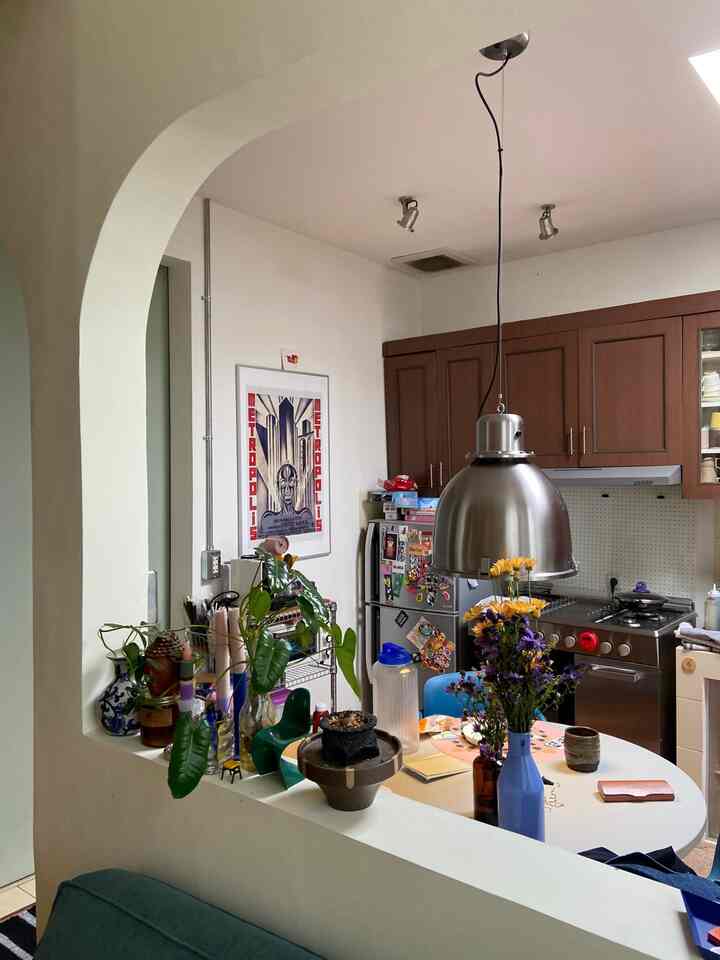 Tempat kami makan bersama sebagai satu keluarga. Sebagian besar waktu, ini adalah ruangan yang paling berantakan, tetapi kami senang menerima kekacauan ini karena kami memiliki balita. Vas bunga kecil selalu membuat kami senang dan membuat ruangan ini tetap semarak 💐

#lampugantungminimalist
#mejamakanbundar
#Makeoverdapur
#stylingdapur
#smallkitchen
