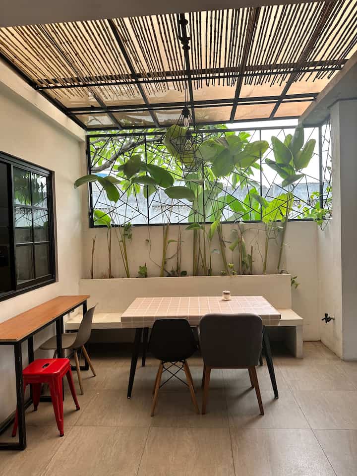 Hi Tetangga, ini teras kami yang di jadikan spot dining area dan bahkan living room kedua kami.

Untuk menambah stylish dirumah kami
menambahkan bbrp item yang menjadi top 4 item purchase dirumah ini.

1. taplak meja anti air yang bermotif kotak-kotak, dan menjadi best purchase homestyling di bulan ini karena affordable tp bisa merubah vibes dirumah🥰.

2. untuk membuat nuansa ala cafe kami juga membeli gelas double wall agar bisa ngopi cantik.

3. tatakan gelas agar seperti ala cafe

4. untuk tempat menyimpan bahan-bahan kopi kami juga membeli toples yang aesthetic ♥️

#solarflat #granite #hpltaco #catputuh #spillbarangmurah #rekomendasiproduk