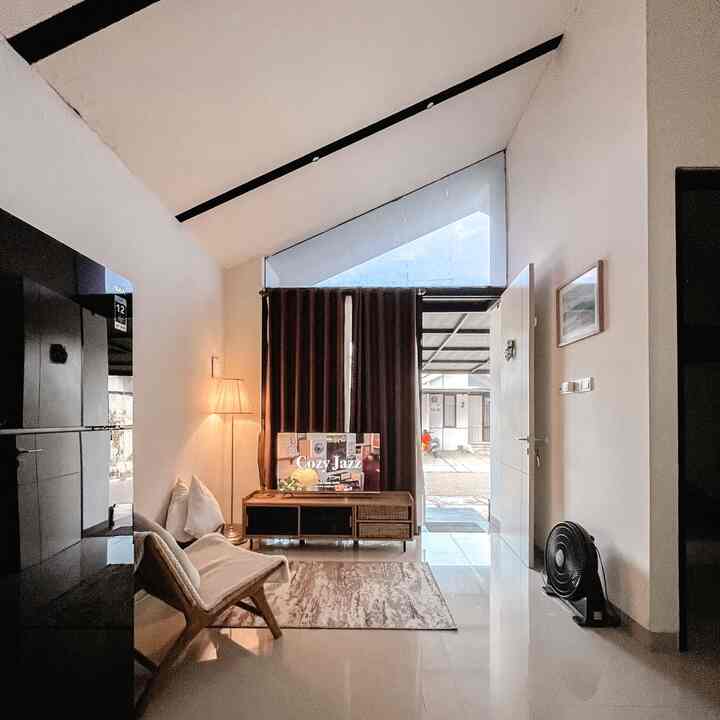 "Top 4" Pembelian terbaru versi aku 

• karpet antislip, dikarenakan konsep living room kami lesehan jadi aku prioritaskan cari karpet yang nyaman. 

• storage rotan untuk kabinet tv aku beli secara online, nggak expect ternyata benar benar cocok untuk kabinet tv dirumah kami semakin estetik. 

• reed diffuser by home of humans bikin rumah serasa di hotel bintang 🌟🌟🌟🌟🌟 

• Gorden setelah lama menempati rumah hampir 3 tahun jujur aku belum ada ganti hordeng, hanya cuci pakai cuci pakai. akhirnya bulan ini memutuskan untuk pilih warna yang lebih natural agar ruangan sempit semakin terlihat luas. 

#livingroom #karpetantislip #reeddiffuser #spillbarangmurah #rekomendasiproduk #storagerotan #gordenminimalist #inspirasilivingroom #rumahminimalistmodern