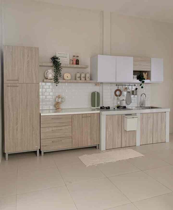Kitchen set dirumah saya menggunakan material yang terbuat dari multiplek dan hpl dengan warna putih & kayu. Selain memilih item yg dekoratif, saya memilih barang yg fungsional juga untuk dekorasi. Saya juga memilih menggunakan warna kompor putih agar sesuai dengan tone warna dapur yang didominasi warna white & wood. Inspirasi styling dapur saya dapatkan dari instagram,ohouse & juga pinterest. Untuk bagian ambalan sering saya ganti dekorasinya agar tidak bosan.
#KitchenSet #WarnaCatRumah #Cat #MakeaoverDapur #StylingDapur #DapurMinimalis #DapurSegaris #DapurModern