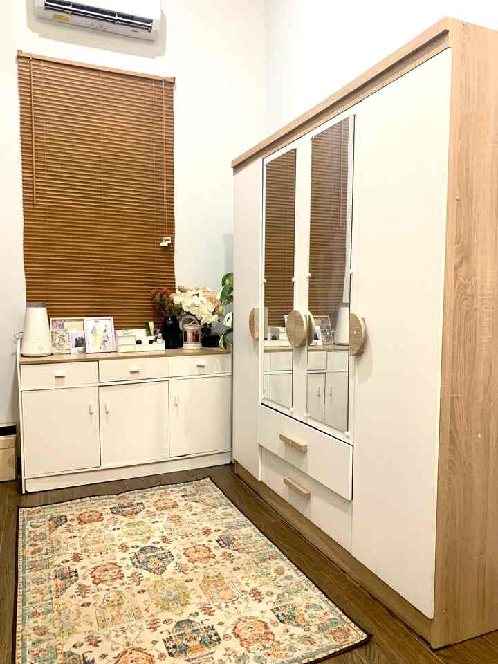 Top 4 barang yang menarik dan ekonomis di nasr.living yaitu slide 1: lemari pakaian 4 pintu dengan desain estetik
Slide 2 : drawer putih multifungsi bisa untuk styling berbagai tempat dan muat banyak barang
Slide 3 : lampu standing karna bikin ruangan cakep
Slide 4 : meja makan 4 kursi mungil dengan harga ekonomis tp looksnya tetap cakep
#granite #catinterior
#SpillBarangMurah
#RekomendasiProduk
#BarangEkonomis
#DekorEkonomis