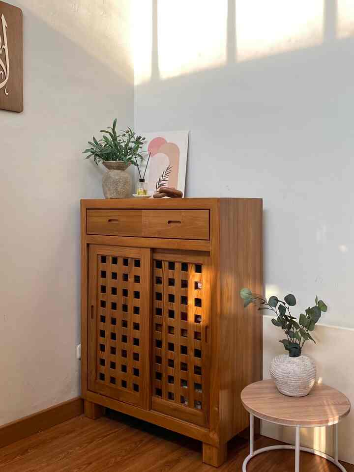 Gimana sih cara aku dekorasi rumah ? 
• Area Living room, aku tambahkan meja foyer kayu sebagai penyimpanan dan area atas meja nya bisa ditambahkan sedikit dekorasi
• Area kamar anak, karena sering banyak aktivitas dikamar anak jadi aku tambahkan karpet anti slip sebagai area bermain anak
• Area teras aku menambahkan kursi dan meja, agar bisa digunakan untuk bersantai
• Area kamar tidur, hal yang penting adalah menambahkan nakas samping tempat tidur.

#mejafoyer #lemarikayu #karpetlantai #kursiteras #nakas #SpillBarangMurah #RekomendasiProduk #Inspirasirumahminimalis