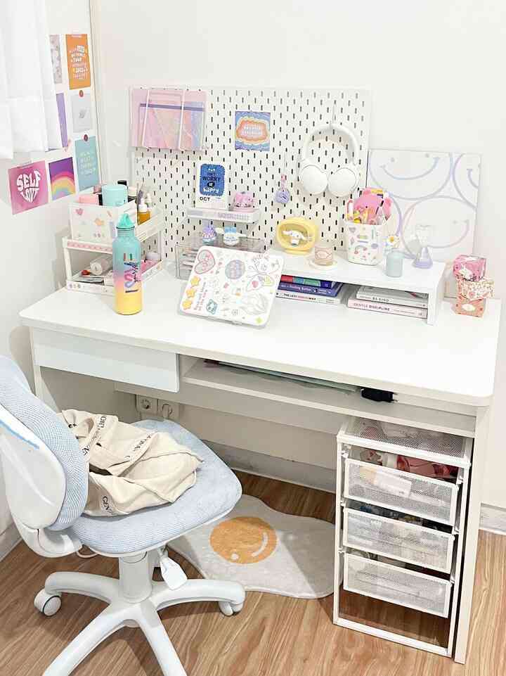 kedua hal yang bisa dibuat styling kamar supaya jadi lebih menarik:
• nakas: bisa dipindah-pindah dari tempat atau barang-barang yang ada disana, bisa disesuaiin juga lagi pengen dekor yang kayak gimana dan lebih estetik kayak gimana 😉
• desk: styling desk bisa dari nambah-nambahin printilan yang lucu sesuai mood kita, bisa mainin warna, dan dekor dari meja, pegboard, dll supaya lebih menarik 😉

#mejabelajar #mejabelajaraesthetic #rakpenyimpanan #gantungan #phoneholder #makeoverkamar #stylingkamar