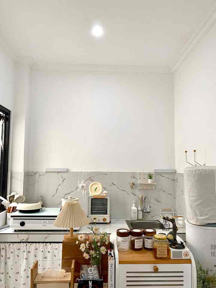 Cara styling dapur sederhana yang ada di kontrakan 🌿

Dapur ini sudah bawaan dari developer, karena ini bukan rumah kami, jadi sementar dibuat nyaman agar bisa melakukan aktivitas terutama memasak di dapur ini.

Penggunaan kain atau gorden dapur untuk membuat tampilan dapur tanpa kitchen set ini lebih rapi dan minimalis.

Beberapa barang dekorasi seperti jam, oven dan gantungan menambah kesan aesthetic pada area dapur, supaya lebih nyaman juga saat digunakan.

#GordenDapurMinimalis #MakeOverDapur #StylingDapur