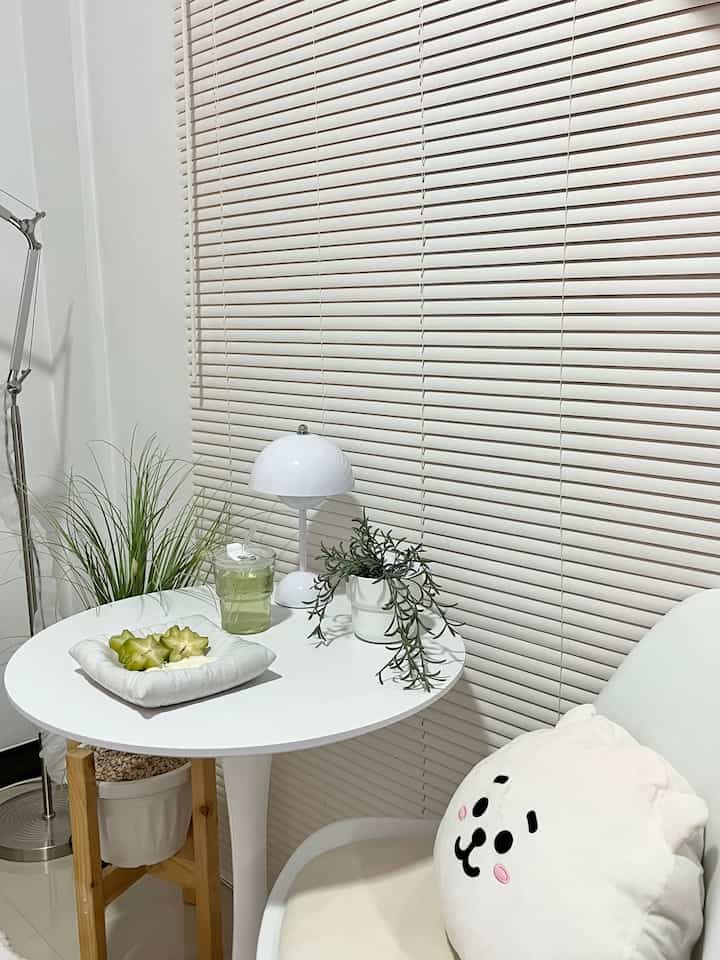 ₊˚⊹♡ a little snacking area in my room

dari awal beli meja bulat ini memang sengaja dibuat untuk snacking area, entah sambil nonton atau sekedar baca buku supaya ngga bosen sama suasana meja belajar yang itu2 ajaa! Yg aku suka meja nya juga bisa dipindah2 posisi seusia keinginan 

#MejaBulat
#SnackingArea
#Tableware
#MakeOverKamar
#StylingKamar