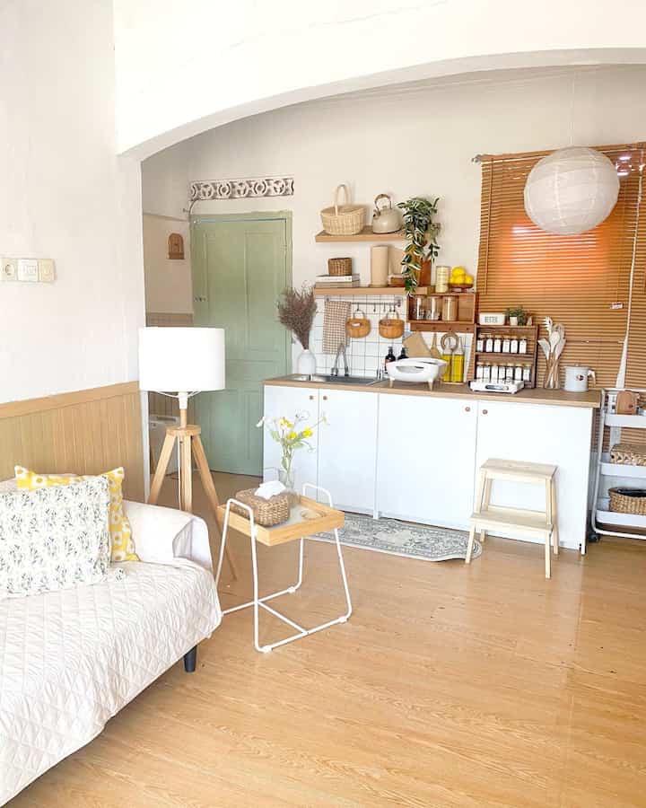 Haloo selamat sore tetangga online
Kali ini mau share best buy di bulan october, top 4 barang baru di rumah dinas aku
Pertama, aku suka bgd sama coffee table dari svenarum ikea, karna desain dan warnanya sangat match dengan tema rumah aku (white and wood, minimalis) karna emang lagi butuh bgd coffee table dan pilihanan ku jatuh pada svenarum ikea

Kedua, cover sofa yg sangat worth to buy bgd khususnya buat aku yg punya sofa warna putih dan punya toddler tentu dengan adanua cover sofa ini sangat membantu bgd biar warna sofa tetap aman

Ketiga, suka bgd sama cushion sofa yg bahannya lembut bgd dengan motif bunga dan di jahit sulam asli, menambah kesan cantik pada living room aku

Keempat, karna aku suka bgd sama perlampuan atau lighting dan space di area tv masih kurang akhirnya pilihan lighting jatuh pada lampu jamur ini, warna nya putih tapi punya 3 warna pada lampu dengan tingkat kecerahan yang bisa di adjust jg 🤍🤎
#coffetable #coffeetableminimalis #cushioncover #coversofa #lampujamur #spillbarangmurah #rekomendasiproduk