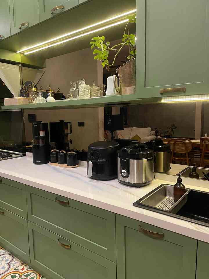 Kalo ditanya bagaimana styling dapur rumah buaran, jawabannya sudah pasti: jangan terlalu banyak barang. Sebisa mungkin barang-barang punya rumahnya masing-masing.
Pemilihan warna juga menjadi trik tersendiri. Kami memilih warna yang senada untuk peralatan dapur, sehingga tidak terlalu banyak warna yang beredar di dapur kami😃

#KitchenSet #KitchenSetNaturalis #KitchenSetDuco #MakeOverDapur #StylingDapur #DapurSegaris #DapurHomey