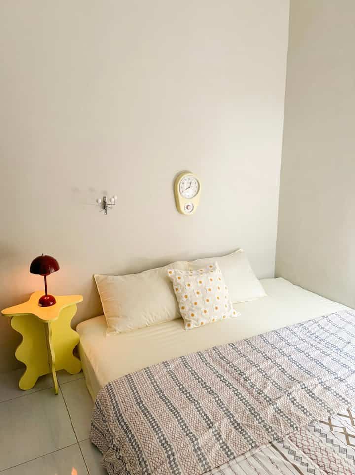 Pembelian barang terbaru di rumah ini yaitu
1. Sprei warna buttermilk, warna buttermilk ini memberikan kesan calm di area kamar
2. Sofa dengan warna cerah, untuk area ini kami mendekor ruangan berbeda dari yang lain karena di ruangan ini dekorasi bertema warna warni
3. Lampu gantung dari ikea, lampu gantung ini simple namun memberikan kesan lebih estetik
4. Sarung bantal sofa, sarung bantal sofa ini bentuknya lucu dan cocok di pasangkan dengan sofa warna apapun

#SpreiEstetik #SofaRuangTamu #LampuGantung #SarungBantalSofa
#SpillBarangMurah
#RekomendasiProduk