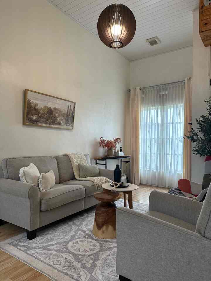 Beberapa item di ruang ini yang bener bener gak nyesel udah beli seperti karpet, walldecor dan olive tree yang didapat via market place dengan harga yang sangat worth it menurut saya dan juga sofa patchwork dari informa yang menjadi fokus karena terlihat unik dan lebih menonjol. Biasanya supaya gak mudah bosan tiap sebulan sekali saya pasti merubah posisi furnitur.

#spillbarangmurah #rekomendasiproduk #karpetmurah #walldecor #singlesofaunik #ceilinglamp #bandaaceh