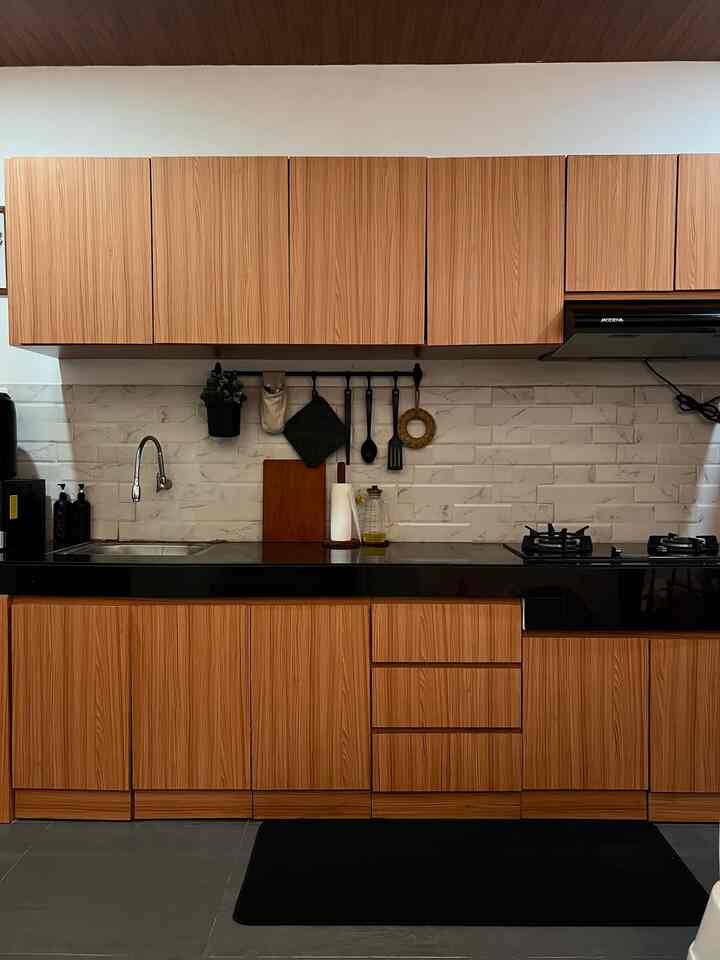 Styling Kitchen ✨

Yang membuat special di dapur #BruwnHouse menurutku adalah pemilihan kitchen appliances yang selaras warnanya, ga jauh2 dari warna hitam dan cokelat sesuai dengan kitchen set dan top table. Ga terlalu banyak barang, tapi sesuai dengan kebutuhan. Semoga menginpirasi temen2 yang pengen bikin dapur industrial ya ✨

#KitchenSet 
#KitchenSetMinimalis
#BackSplash
#DapurIndustrial
#MakeOverDapur
#StylingDapur