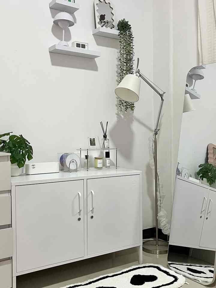 ── .✦ Top 4 Best Buy Item 

⋆.˚ Kabinet Besi 
udah dari lama pengen punya kabinet besi yg bisa sekalian nyimpen barang banyak + akan lebih awet, yg aku punya ini versi affordable dari ik*a! ♡ 

⋆.˚ Standing Lamp 
Ini juga salah satu wishlist karena udah liat lampu ini di berbagai akun room decor, dan ternyata beneran cantik!! 

⋆.˚ Acrylic Rack 
Pake rak kaya gini jadi saving space buat naruh dekorasi item karena bisa ditumpuk, bonusnya juga keliatan cantik 

⋆.˚Toast Rack
Namanya toast rack tapi gadipake jadi toast rack >< kebetulan punya koleksi cd jadi dimanfaatin untuk cd rack 

#BestBuyItem
#KabinetBesi
#StandingLamp
#AcrylicRack
#SpillBarangMurah
#RekomendasiProduk