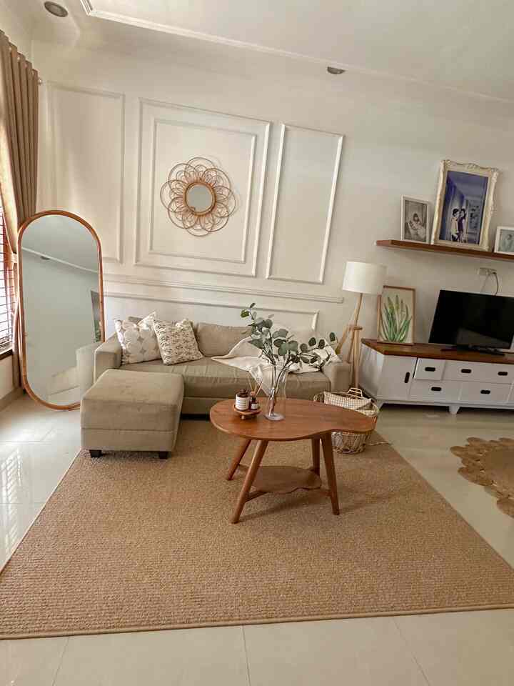 Ada beberapa hiasan baru di rumah kita, salah satunya adalah karpet dan sarung bantal. Menurut saya pemilihan karpet berwarna beige seperti yang kita gunakan menambah efek hangat pada rumah kita, selain itu sarung bantalnya juga cantik.. menambah manisnya hidup kita. kamar🤎

#WarnaCatRumah #WallMoulding #MejaJatiAesthetic #Homedecor #SpillBarangMurah #RekomendasiProduk
#SarungBantalAesthetic
#KarpetAesthetic