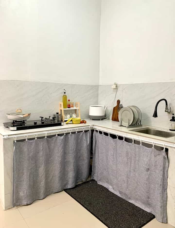 Dapur minimalis low budget karena aku belum improve bagian kolong dapur, jadi aku menaiasati dengan diy tirai dapur dengan memilih kain warna abu supaya dapur tetap terlihat rapi. Aku juga menambahkan talenan kayu selain fungsional juga bisa menjadi item dekoratif di dapur.

Untuk cat dapur, meja dapur dan furniture lainnya aku memilih menggunakan warna warna netral seperti putih, abu dan hitam supaya terlihat rapi, selaras dan membuat kesan dapur menjadi luas.


#TalenanKayu #TiraiDapur #DapurRumahSubsidi #DapurMinimalis #MakeOverDapur #StylingDapur