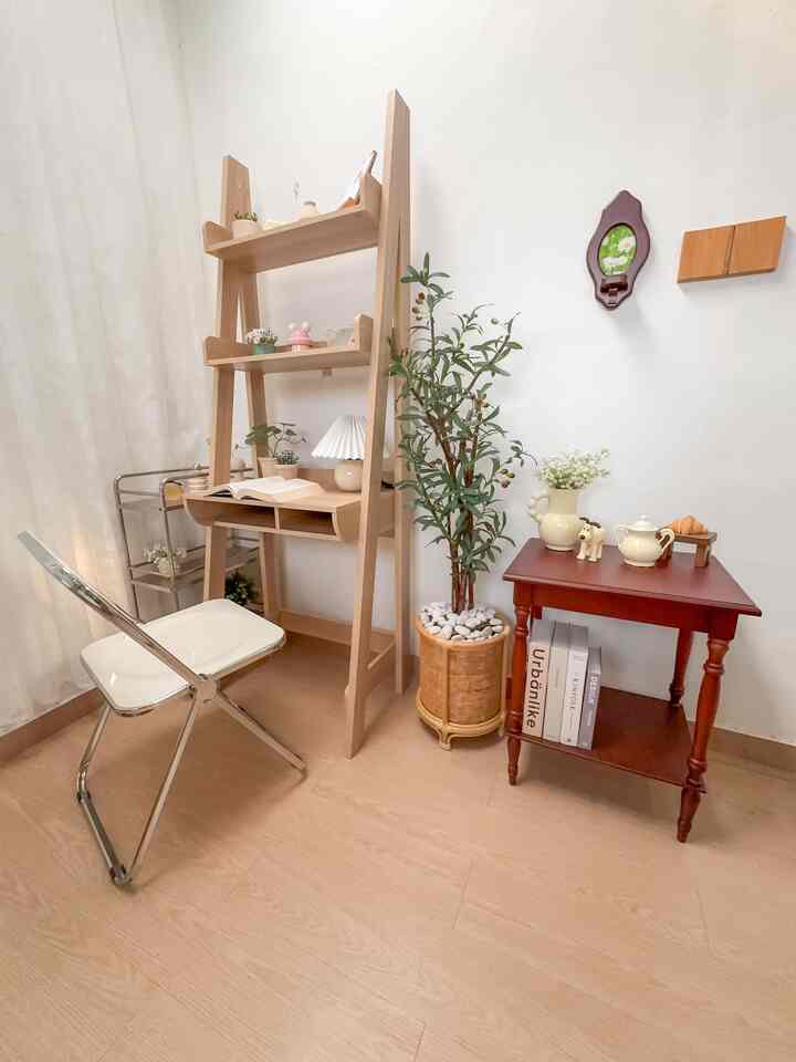 Beberapa produk yang menurutku top buying ku bulan ini dan worth to buy !!

Pertama meja rak cantik ini sangat suka karna selain bisa ku gunakan sebagai meja, bisa juga untuk ku menaroh barang - barang dekorasi yang cantik. 

Kedua gelas retro cup. Sebenernya ini gelas biasa untuk minum tapi ku jadikan tempat untuk menaruh hiasa bunga artificial. Dan ternyata cantik banget untuk ku jadikan sebagai vase bunga. 

Ketiga meja kayu kecil bisa ku gunakan juga untuk menaruh hiasan dekorasi. 

Keempat frame candle holder yang ku gunakan untuk menjadi frame pajangan poster gambar untuk mempercantik rumahku. 

Dan semua barang - barang ku ini ku beli di ecommerce 🤍


#WarnaCatRumah #WallpaperDinding #WallpaperEstetik #SpillBarangMurah #RekomendasiProduk #roomdecor #roomdecorinspo #dekorasirumah #dekorasimeja #inspirasidekorasirumah #rumahminimalist #studio #studiodekor 