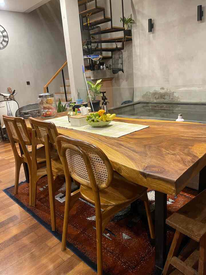 Best buy product yang kami temukan bulan ini beberapa. Antara lain table runner hijau ini yang kami temukan di IG. Ukurannya yang lebih pendek daripada panjang meja makan kami, tetap bisa mencerahkan suasana ruangan.
Wok cast iron incaran juga akhirnya terbeli. Demi alat masak yang menunjang kesehatan.
Sofa di ruang tamu juga tercerahkan dengan bantal kuning hasil visit ke pameran dekorasi beberapa waktu lalu. Gimana lebih ok before atau after? 😀

#SpillBarangMurah #RekomendasiProduk #Mejamakan #TablerunnerMejaMakan #DekorasiRuangTamu 