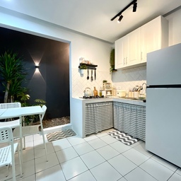 Hal utama yang kami fikirkan saat selesai renovasi rumah yaitu dekorasi dapur, karena rumah kami berkonsep open space maka setiap tamu yang berkunjung kerumah pasti pandangannya akan langsung tertuju ke dapur yang letaknya ada di ujung rumah. 
Styling dapur betul-betul sangat kami fikirkan dan banyak pertimbangan, seperti halnya lemari kabinet atas yang sengaja dipasang hanya di satu sisi saja agar dapur terlihat luas dan nyaman saat beraktivitas. 
Pemilihan perabotan dapur juga sebisa mungkin kami pilih bukan hanya dari sisi fungsinya saja namun juga nilai estetiknya, mengingat kondisi dapur kami mengusung konsep open space tentunya area dapur akan jadi perhatian utama saat tamu berkunjung. 
#MakeOverDapur
#StylingDapur
#DapurMinimalis
#DapurSegaris
#DapurMungil
#KitchenDecoration
#InspirasiDapurMinimalis
#DekorasiDapur
#DecorItemKitchen
#KabinetDapur
#KitchenSetDesign
#TekoSiulEstetik
