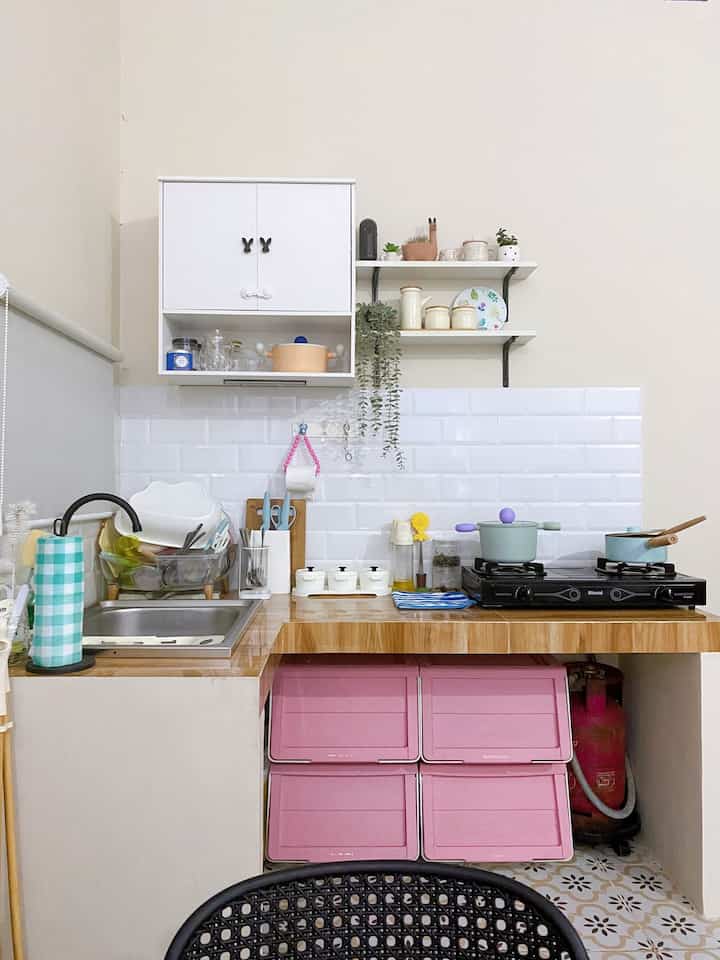 Dapur minimalis
Material yang kami gunakan antara lain cat jotun samik ivory pada dinding sebagai pembeda dengan ruangan lain,lantai mengunakan keramik motif tegel ukuran 40x40cm semi doff sedangkan untuk top table kami menggunakan granit glossy motif kayu dengan ukuran 60x60cm,untuk sink kami mengunakan sink satu tabung dengan ukuran yang lumayan besar dengan model minimalis berbahan stainless steel agar awet digunakan dalam jangka waktu yang lama,tema dapur kami ini perpaduan cream,putih dan coklat.
#Materials
#CatDapur
#TopTableDapur
#LantaiDapur
#KitchenSetMinimalis
#StylingDapur
#MakeOverDapur