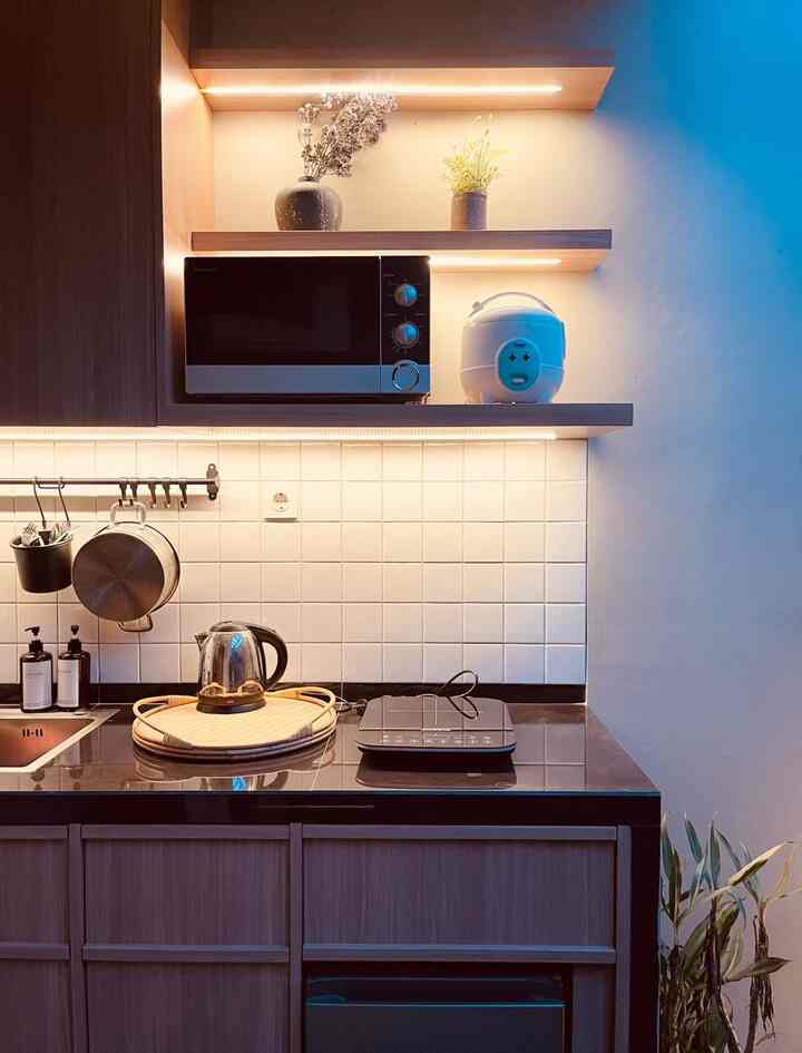 #gantunganpanciikea #vasbunga #kompormodena #komporinduksi #bangkumejamakan #makeoverdapur #stylingdapur inspirasi dapur dari izakaya jepang, kami mengusung konsep minimalis dan fungsional. Meletakan gantungan panci ikea agar lebih manis dan suasana dapur lebih hidup. Agar terasa suasana jepang lagi, ada vas bunga clay yang rustic, lengkap dengan bunga edelweiss kering.
