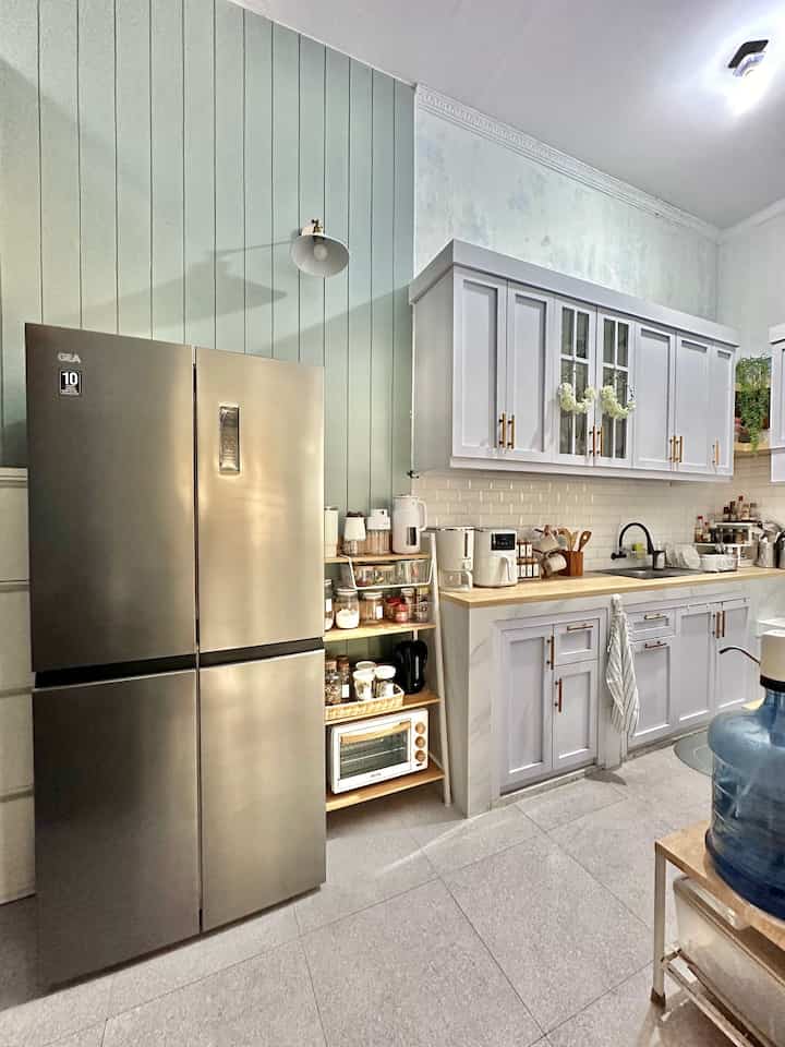 •Setiap dapur menceritakan sebuah kisah, dan dapur saya adalah tentang kesederhanaan dan fungsi!•

Beginilah cara saya menata dapur saya untuk mencerminkan kecintaan saya pada garis-garis bersih dan nuansa yang nyaman.

Saya memilih tampilan yang bersih dan fungsional, saya masih menggunakan kayu putih untuk perlengkapan dapur saya—itu abadi, bersih, dan selalu memberikan kesan segar.

Memadukan elemen modern dengan sentuhan kehangatan. Meja atas beraksen kayu, rak tertutup untuk menyembunyikan barang-barang seperti peralatan masak, piring, dan perlengkapan dapur, sambil tetap mempertahankan tampilan yang rapi. Pencahayaan untuk menjaga ruangan tetap nyaman namun praktis. Ini semua tentang menciptakan keseimbangan antara gaya dan fungsi!"

Bagaimana dapur Anda berbicara kepada Anda?

#KitchenSetMinimalis #Kulkas4PintuMurah #HPL #HPLKitchenSet #KesetKaki #CookerHood #MakeOverDapur #StylingDapur
#HomeDecor #KitchenStyling #MyKitchenMyStyle #AmericanHouseKitchen #InteriorDesign #KitchenInspiration #HomeVibes #KitchenGoals #WhiteWoodKitchen #KitchenSetAmericanHouse #DapurSegaris