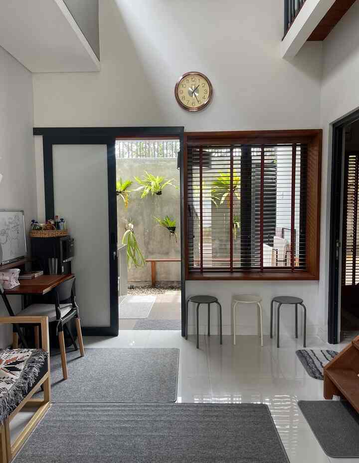 #onna #onnawoodenblind #woodenblind #lampumeja #lukisan #bangku #spillbarangmurah #rekomendasiproduk slide 1, orang yang mampir kerumah ini pasti tertarik dengan wooden blind dirumah. Walaupun “gordyn”, tapi itu ternyata item yang dianggap keren di rumah ini oleh tamu, so it was a best purchase. Slide 2, Lampu meja oranye brick memberikan kesan pop art yang manis ditengah ruang tv bohemian ini. Slide 3, nuansa pop art disponsori oleh lukisan diatas kasur, warna oranye dan biru di lukisan itu kontras dan menjadi pusat perhatian. Slide 4, bangku meja makan dibeli sengaja bentuk yang beda. Ternyata bangku tanpa sandaran bisa jadi solusi ruang makan sempit seperti rumahku. Tentu saja ada 2 buah yg pakai sandaran agar lebih nyaman.