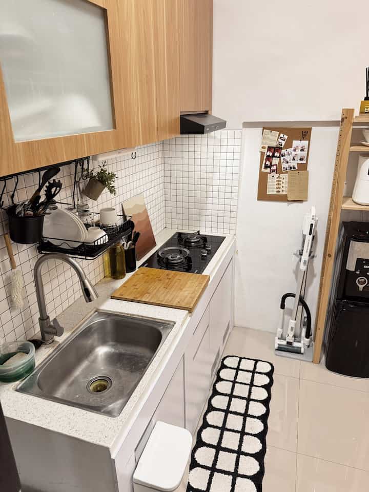hai tetangga ... 

karena dapurku inu ga luas panjangnya cuma 2m ajah. jd gak banyak item dekorasi yg aku aplikasikan disini. dan sebisa mungkin yg ada toptable itu yang bener2 fungsional . contohnya rak piring gantung ini . 
untuk pemanis aku tambahin walldekor yg lowbudget .

Jangan bosen sama dapur segaris ku ya ✨

#MakeOverDapur
#StylingDapur
#walldekor
#backsplash
#dapursegaris
#rakpiringgantung