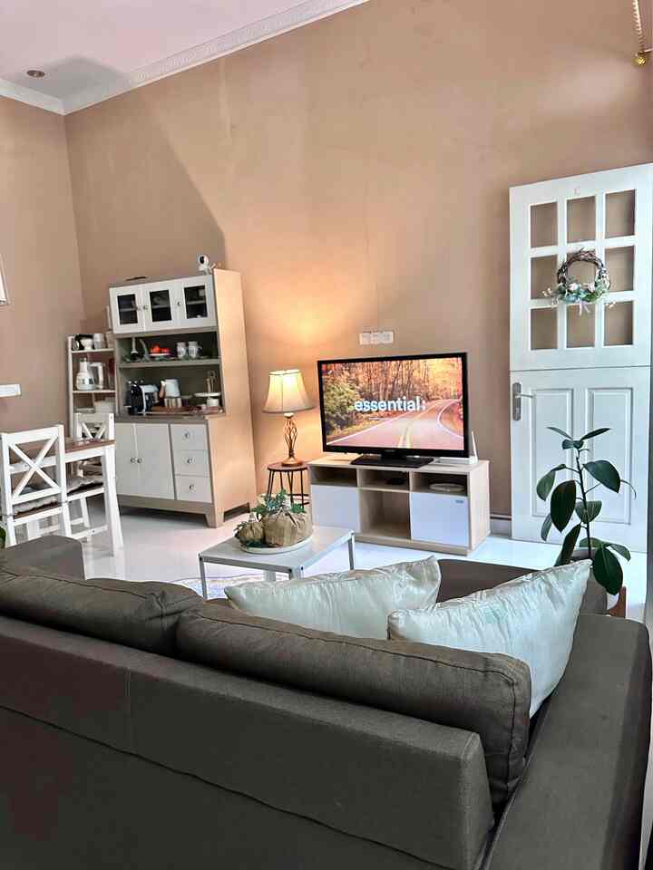 •4 pilihan dekorasi rumah teratas bulan ini!•

Penemuan baru untuk memperindah ruangan saya dan menghadirkan nuansa nyaman. Tidak sabar untuk melihat bagaimana mereka cocok!

• Konsol TV
Tambahan baru untuk ruang keluarga. Konsol TV kayu putih yang ramping yang sangat cocok dengan nuansa minimalis saya. Garis-garis bersih, tekstur halus, dan sentuhan kesederhanaan.

• Rak Buku
Baru saja menambahkan rak buku kayu putih minimalis ini dengan 4 rak ramping—sempurna untuk menjaga bacaan favorit saya tetap teratur dan bergaya. Sederhana, bersih, dan fungsional.

• Pelindung Kasur
Pelindung kasur baru berwarna putih bersih, kedap air, elastis, dan siap menjaga tempat tidur saya tetap segar dan nyaman! Kenyamanan dan ketenangan pikiran semuanya dalam satu.

• Pembuat Susu Kedelai Digital
Pembuat susu kedelai digital multifungsi baru saya, ramping berwarna putih dan sangat serbaguna! Baik itu susu kedelai, jus segar, atau bubur krim, mesin kecil ini melakukan semuanya. Ini adalah pilihan saya untuk mendapatkan makanan sehat buatan rumah, cocok untuk gaya hidup saya yang bebas laktosa.

#TVConsole #BookShelf #MattressProtector #SoyMilkMaker #MultifunctionalAppliance #HealthyLiving #HomeDecor #LivingRoomUpdate #CleanDesign #ScandiVibes #InteriorInspo #ModernHome #ComfortFirst #WhiteDecor #CozyVibes #HomeUpgrades #SleepBetter #BedEssentials #MinimalistLiving #HomeComforts #SpillBarangMurah #RekomendasiProduk
#TemuanDekorasiRumah #MonthlyFavorites #InteriorDesign #NewInMyHome #HomeStyling #CozyVibes #DecorInspo #MyTopPicks