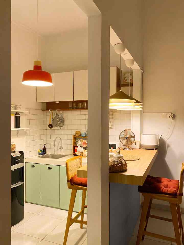 Ambience dapur dan dinning room jadi berubah ketika malam hanya karena lighting ✨💡

Penempatan lampu dengan lighting yang tepat jadi salah satu cara styling pada area dapur dan dinning room kami 

Kami memakai sejumlah kap lampu yang bisa memberi kesan pencahayaan redup kala malam hari. Hal ini memberi kesan yang lebih intimate. Untuk mendukung hal ini, kami memilih pencahayaan warm ligh untuk memberi suasana hangat 🧡 

Sementara ketika siang hari, pecahayaan pada area dapur bersumber dari natural lighting 🌞

#lampudapur #LampuEstetik #mejaminibar #MakeOverDapur #stylingdapur #midcenturymodern #rumahdeveloper #depok