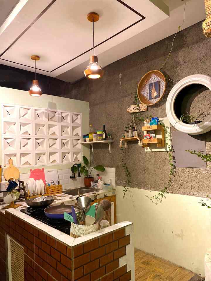 Dapur semi outdoor kami lain daripada yang lain🍏🍆⭐️
Tanpa kitchen set di bagian atas dan posisi saat memasak menghadap living room untuk bisa tetap berinteraksi dengan anggota keluarga. 

Pemilihan keramik dengan motif kayu dan bata menjadikan dekorasi dapur selaras dengan taman. Tak lupa penambahan tanaman hidup agar kesan fresh dan natural. 
Rooster wall dengan frame tembok dicat hijau sage merupakan focal point background dapur kami. 
Lampu gantung kap kayu dipasang pada plavon drop ceiling bahan gipsum sebagai elemen modern pada dapur bergaya natural tropical.

#KitchenSet #DIY #PlavonGipsum #WarnaCatRumah #CatDapur #LampuGantung
#KabinetRotan #KeramikMotif #KeramikMotifBata
#RoosterWall  #MakeOverDapur #StylingDapur