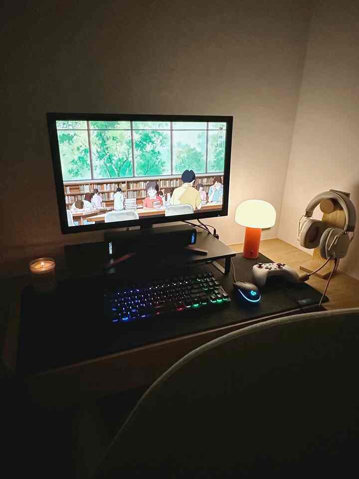 Salah satu yang sulit dirapihkan adalah meja kerja suami, komputer dan kawan2nya sudah bawaan dari rumah yang lama 😌
Tapi ketemu gantungan headphone kayu yg ternyata bisa membuat meja kerja ini jauh lebih rapih dari kabel2, harganya murah pula🎮😉

#lampumeja #headphoneholder #lilinberaroma 
#SpillBarangMurah #RekomendasiProduk