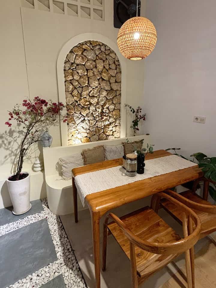 Pembelian terbaru di bulan ini✨

 jadi konsep ini sudah lama kita mau tambahkan dirumah ini. tapi setelah pikir panjang akhirnya kita memutuskan untuk mengubah dinning area ini, kita menambahkan beberapa barang baru diantaranya : Pot Terazzo, Tanaman bugenville, Cat tembok dulux easter lily, vas nordic, granit dibawah meja makan.

dengan mengubah konsep ini, kita lebih sering banyak menghabiskan waktu di ruangan ini, walaupun kecil tapi nyaman🤍 

Semoga menginspirasi✨

#SpillBarangMurah
#RekomendasiProduk #vasbunga #vasnordic #tamanindoor #dinningroom #potterazzo #bugenville #cattembok #mejamakan #dinningroominspo #granit 


