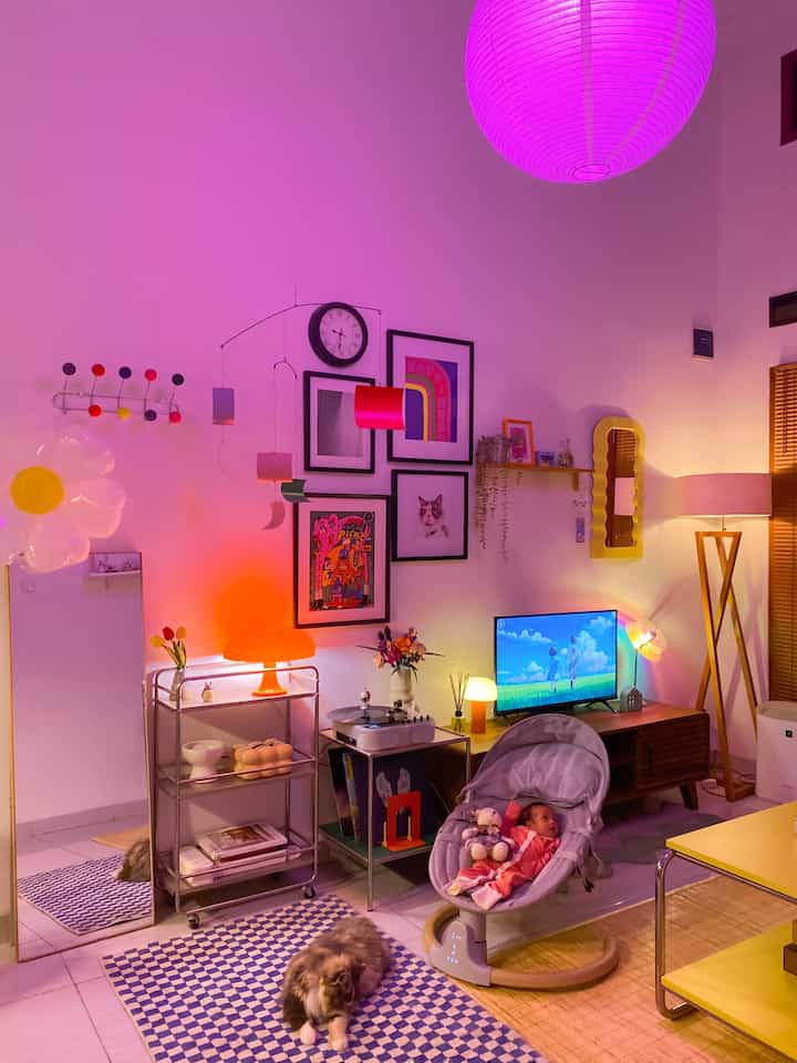 Top 4 item dekorasi area living room ini yang worth to buy buat menciptakan suasana cherful dan kids friendly

1. Karpet/tikar lampit berbahan rotan khas Kalimantan. Karena berbahan rotan, karpet/tikar ini bisa dengan mudah dibersihkan cukup dilap, apalagi jika punya toodler yang sering menumpahkan makanan/air 

2. Wall hanging TESAMMANS by IKEA. Barang ini cocok digantung pada area living room, karena bukan cuma jadi pajangan tapi juga multifungsi sebagai barang untuk menghibur anak-anak, karena bisa berputar/bergerak jika terkena angin 

3. Turntable vinyl player. Cocok jadi barang koleksi untuk mendengarkan musik lewat cara yang beda dan unik, terlihat old school. Anak-anak sekarang juga bisa belajar soal sejarah musik lewat piringan hitam

4. Reed diffuser by Home of HUMANS, varian a much better living rooms. Kombinasi aroma menenangkan dari lily, sandalwood, hingga white musk 

#tikarlampit #wallhanging #vinylplayer #reeddiffuser #spillbarangmurah #rekomendasiproduk #midcenturymodern #rumahdeveloper #depok