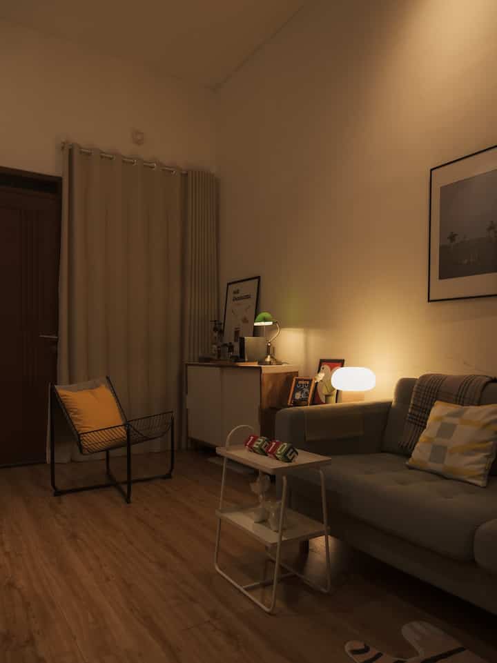 Living room update! Kami menambahkan beberapa item dekorasi, ada art prints dengan bingkai karena paksu suka banget sama art, bahkan dia bikin sendiri loh. Terus ada nampan untuk mesin kopi, dan mug keramik yang malah jadi pajangan.😁

#cabinetjati #spillbarangmurah #rekomendasiproduk #poster #artprint #coffeecorner #livingroomupdate