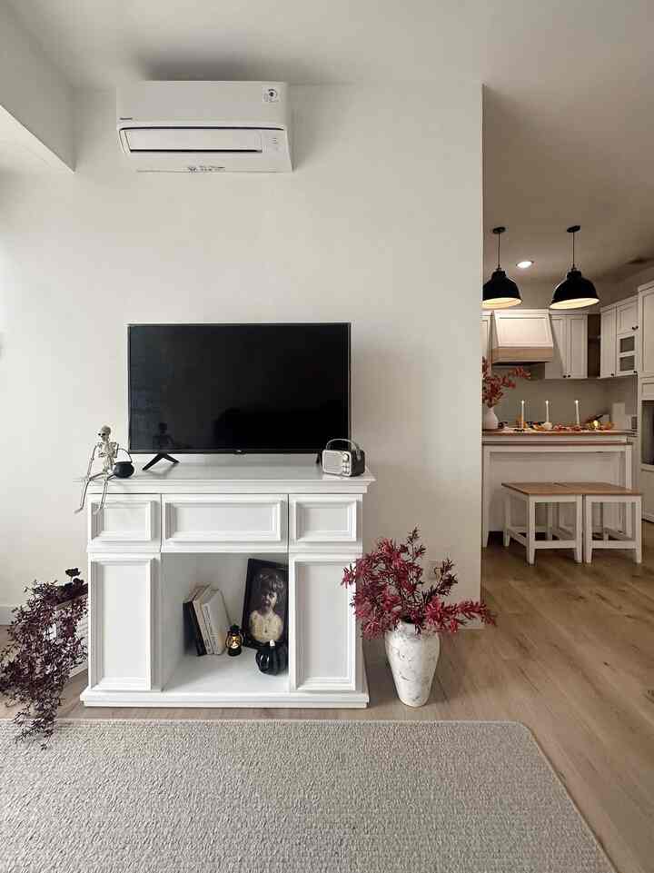 BELANJA TERBAIK BULAN INI ✨

Oktober telah tiba, dan musim seram telah resmi dimulai! Jadi semua dekorasi musim gugur yang nyaman sudah terpasang dan kami memutuskan untuk mendekorasi untuk Halloween karena anak saya terobsesi dengan dekorasi Halloween yang "seram". Dia menyukainya. Jadi saya ingin melakukan sesuatu yang masih sesuai dengan gaya rumah kami.

Jadi, berikut adalah 4 pembelian terbaik bulan ini:

1. Tanaman Buatan Merah Burgundy
Beberapa warna memang berteriak "jangan disentuh" atau "menakutkan". Saat menambahkan tanaman ke rangkaian Halloween kami, kami mempertimbangkan untuk mencari semburat merah gelap, yang sering kali menandakan racun atau hitam untuk memberikan nuansa seram yang hebat.

2. Jack O' Lantern LED
Di ruang tamu Hatta Home, kami lebih suka jack-o'-lantern dengan warna hitam daripada oranye karena cocok dengan gaya rumah pertanian hitam dan putih kami. Berbeda halnya dengan dapur Hatta Home yang menggunakan jack-o'-lantern klasik yang lebih cerah dan senada dengan dekorasi di meja makan. Keduanya mengubah rumah kami menjadi surga angker di musim Halloween ini. 

3. Skeleton Moveable Joint
Saya sangat menyukai kerangka ini. Ia adalah tambahan yang sempurna untuk dekorasi Halloween kami. Kerangka ini dilengkapi dengan sendi yang mudah dan cepat digerakkan, ia dapat duduk atau berdiri di mana saja😂 anak-anak terpesona olehnya!

4. Haunted Picture
Saya sukaaa! Bingkai foto seram ini menampilkan gambar multiwarna yang berubah saat kita bergerak, memperlihatkan pemandangan yang sangat menyenangkan. Ideal untuk menciptakan suasana yang menegangkan dan membuat dekorasi Hatta Home menonjol✨

#SpillBarangMurah
#RekomendasiProduk
#HalloweenDecorations
#DekorasiHalloween
#Farmhouse
#ApartemenMungil
#RumahFarmhouse
#MakeoverLivingRoom
#MakeoverDapur
#DapurFarmhouse
#DapurMungil