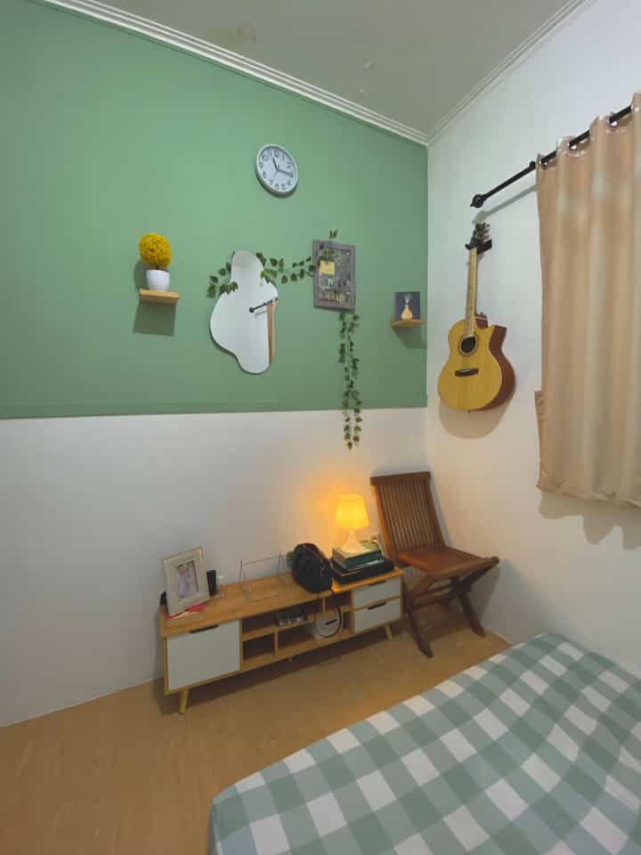 Keinginan kami untuk tidak merasa bosan di rumah, kami wujudkan dengan belanja item dekorasi tipis-tipis🙌🏻
Mulai dari cat makeover bedroom warna hijau pastel dan navy blue pada dining room mengubah vibes rumah. 
Dinding wallbatten menjadi material yang dapat kami pasang sendiri tanpa tukang.
Nah, si cermin estetik bentuk wave yang sedang tren cocok dengan tema master bedroom.
Pertimbangan kami membeli barang secara online di platform shopping yaitu hemat waktu dan bisa mendapat harga termurah🔥
Rumah yang nyaman tidak harus estetik, tetapi rumah yang estetik sudah pasti nyaman🙆🏻‍♀️


#WarnaCatRumah #CatKamarTidur #WallBatten  #CerminEstetik #WallpaperEstetik #DindingEstetik #CatDiningRoom #DIY #DekorasiKamar
#SpillBarangMurah #RekomendasiProduk