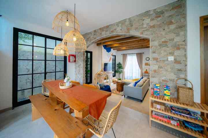 Halo tetangga online,
Casa de Likan di bangun di tanah seluas 266m2 , namun karena berada di kawasan Bandung Utara yang mengharuskan pembangunan tidak lebih dari 50% dari luas tanah karena kawasan ini merupakan kawasan serapan air,  jadi kami harus bisa memanfaatkan sebaik mungkin lahan yang bisa di bangun.

Setelah berkonsultasi dengan kontraktor dan arsitek, kami memutuskan tema dan akan membuat luang yang lapang di lantai satu, dimana hanya akan ada 1 kamar tidur dan 1 kamar mandi (agar orang tua yang menginap tidak perlu ke lantai 2), lalu ada dapur ruang makan dan ruang tamu yang dibuat tanpa sekat, selain itu di bagian kanan rumah, kami tidak menggunakan tembok sebagai pembatas rumah, melainkan kami menggunakan kaca kaca dengan list alumunium, agar terkesan lebih luas, selain itu bisa menjadi tempat dimana udara mengalir, jadi ketika sedang didalam rumah kami sekeluarga tidak pernah merasa panas, udara tetap dingin sejuk karena sirkulasi yang baik.


#RuangTerbatas
#NeverTooSmall
#SirkulasiUdara
#RuangMakan
#dapurtropical 
#moroccanmediterranean 
#moroccan 
#mediterranean 
#homedecoinspo 
#rumahmoroccanmediterranean
#rumahmediterranean