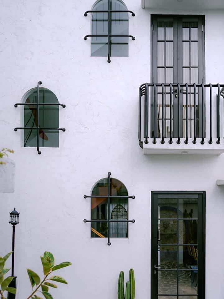 Halo tetangga online,
Selain fasad depan, kamipun sangat ingin memiliki fasad belakang yang cantik juga, agar bisa kami nikmati keindahanya saat sedang berada di taman belakang, maka kami request kepada sang arsitek untuk dibuatkan fasad belakang secantik mungkin tentu sesuai dengan tema Morrocan Mediteranian dengan sentuhan tropical.

Untuk cat, kami tetap memakai cat exterior terbaik dari Jotun dengan finish tembok yang bertekstur, tak lupa jendela jendela berbentuk arch , kami pakaikan list list unik agar terasa feel mediteranianya, karena ini di taman belakang tentu banyak tanaman yang menambah kesan tropical nya.

#inspirasifasad
#FacadeStyle
#MaterialFasad
#FasadCantik
#FasadRumah
#FasadMedditeranian
#FasadTropical
#CasadeLikan
#FasadBelakang
#TamanBelakang
#moroccanmediterranean 
#moroccan 
#mediterranean 
#homedecoinspo 
#rumahmoroccanmediterranean
#rumahmediterranean