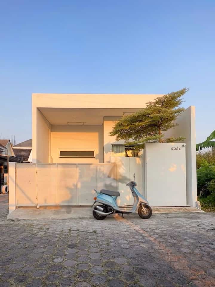 Fasad Pagi di Jam 5.30 🌻
-
pertama kalinya fasad ini di expose di jam menjelang matahari terbit , warnanya menguning tersoroti oleh sinmat , membuat rumah fasad semakin estetik dengan aksen kuning ke orange an

#facade #fasad #fasadrumah #home #exterior #homexterior #angkahouse #minimalis 