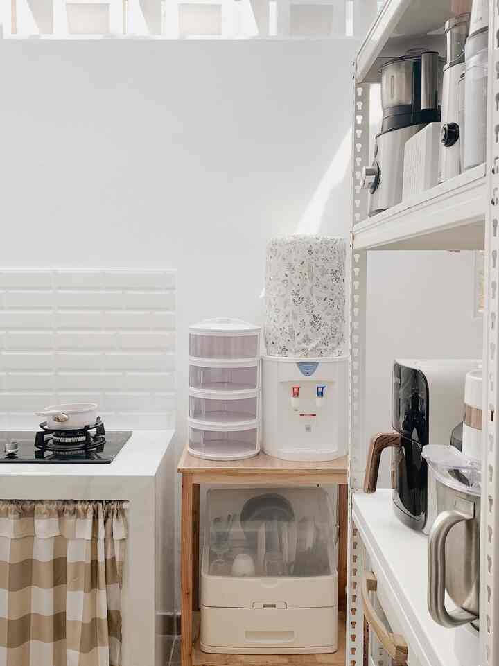 Salah satu ruangan dan spot favorit di rumah ini. Meskipun ga pakai kitchen set tapi gadget tools tersusun rapi di rak. Tambahan Gorden kolong dapur menutup aib-aib di bawah meja dapur dan sentuhan cover galon bikin ruangan jadi lebih estetik meskipun masih pake Dispenser lama😍

#inspirasidapur #dapurtanpakitchenset #rumahsubsidi #dekorasidapur 