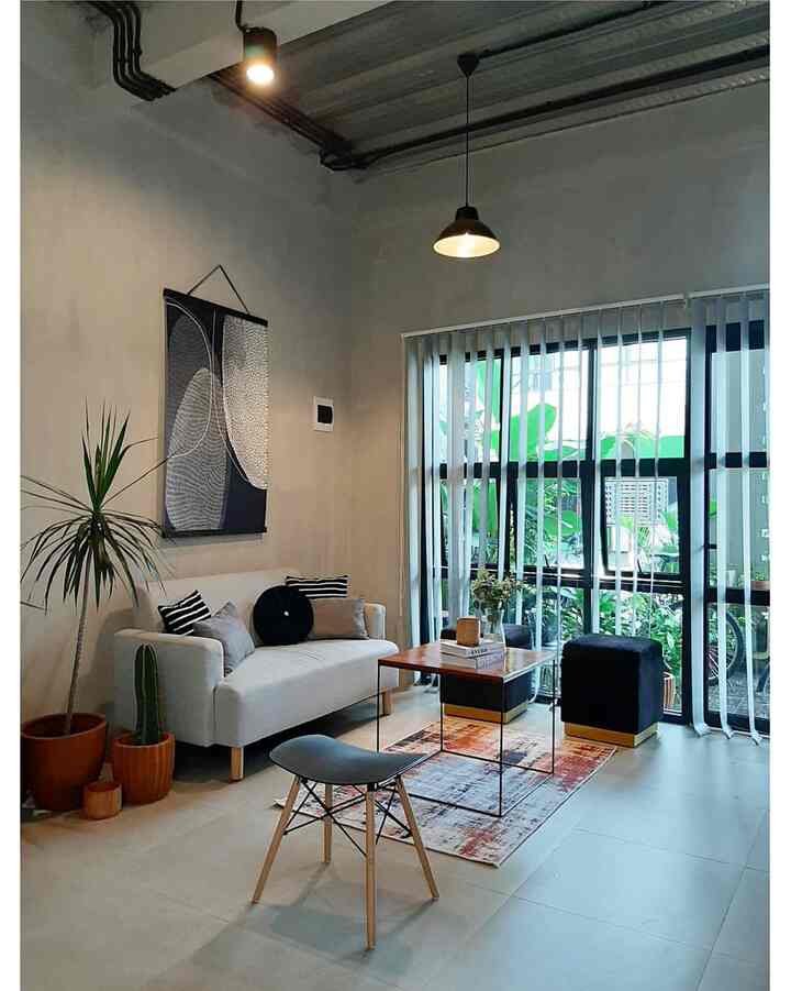 Punya ruang tamu yg ga besar mesti disiati dengan pemilihan furniture yg ga bulky & seperlunya. krna kesalahan pemilihan furniture misal ruangan kecil tpi pilih sofa yg model besar & lebar plus ditambah single chair lebih dari 1 yg ada ruangan jdi terlihat sempit sesek & penuh bgt 



#Ruangterbatas #Nevertoosmall #Dindingexpose #Ruangtamuminimalis #Industrialstyle #interiormodern #Rumahtanpaarsitek