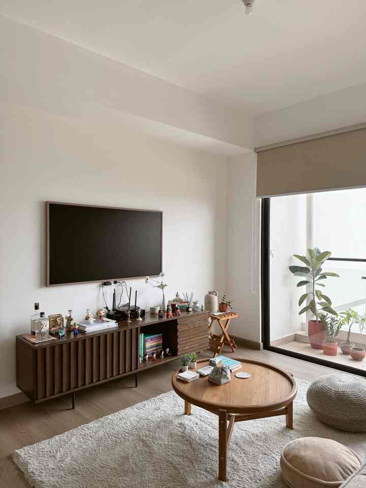 Jantung apartemen saya? Ya, itu ruang tamu saya, tempat semua hal menyatu 🥹🫶🏻

Saya selalu menyukai tampilannya—menarik, dan itu adalah area pertama yang saya hias. Saya suka bagaimana ruangan ini berkembang dari waktu ke waktu, dari sekadar sofa dan TV hingga kini terasa lebih lengkap dengan furnitur dan dekorasi rumah lainnya. Saya juga menghabiskan banyak waktu di sini—meskipun saya memiliki kantor di rumah, saya sering duduk di sini untuk bekerja, makan, menonton TV, dan terkadang bahkan tertidur! 😂

#ruangtamu #dekorasiapartemen #interiorapartemen #apartmentstyling #livingalonediaries #dekorasiruantamu #karpetbulu #karpetturki #coffeetable #lantaispc #spcflooring
