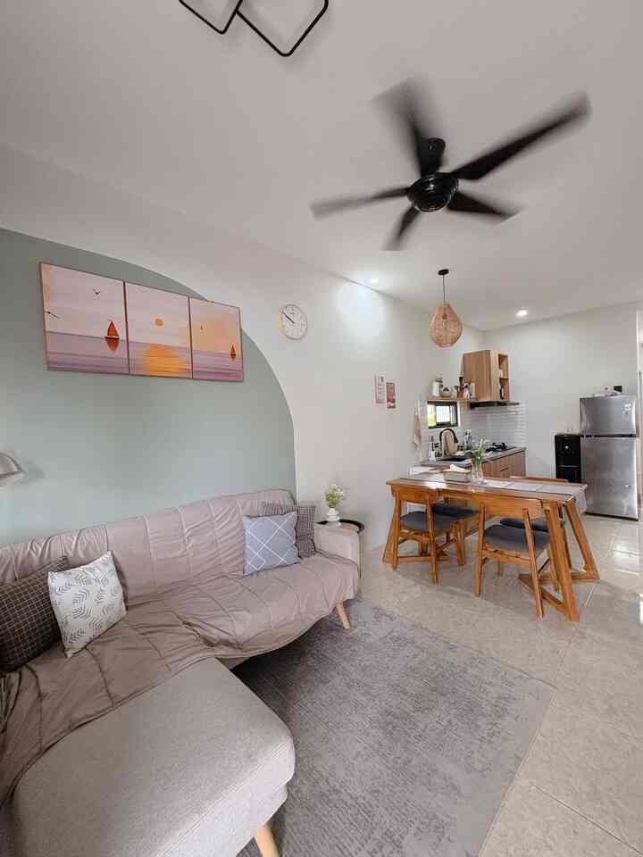 Rumah ini berukuran 6x15 cm dengan luas bangunan 62 m2. Karena dari awal kami memang sudah memiliki niat itu untuk mencari rumah dengan layout segaris, jadi untuk tantangan yang kami hadapi saat itu tidak terlalu sulit. Cuma memang sebelumnya kami ingin bikin dapur dengan letter L, tapi setelah itu kami mantap memilih dapur segaris. Agat space nya tetap terlihat luas. Nah untuk sebagai pemisah antara dapur dan ruang tamu, kami letakkan meja makan di tengahnya. Tips yang ingin kami bagi buat tetangga dengan lahan terbatas adalah ketika ingin menentukan layout rumah, pertama2 ukur semua furniture yang ingin di tempatkan di rumah baru memutuskan untuk membeli.
#KitchenSet #KicthenSetMinimalis #WarnaCatRumah #Cat #RuangTerbatas #NeverTooSmall