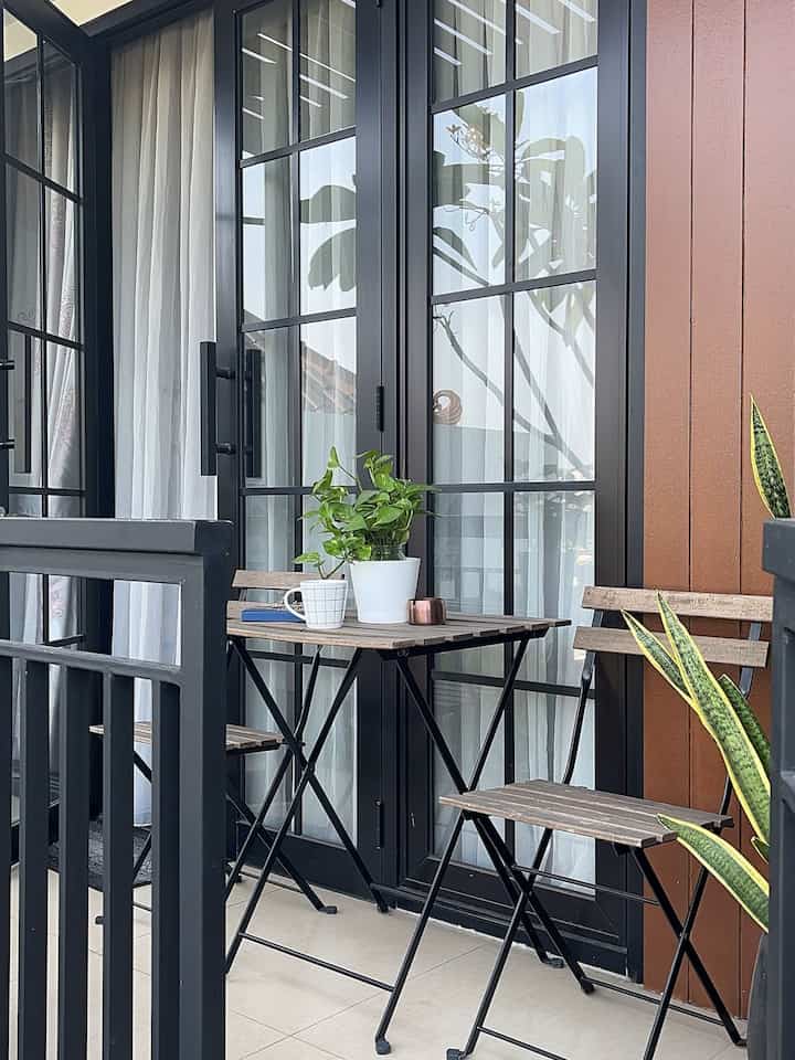 Balkon kamar utama berbentuk landscape berukuran 110x 450cm, sebagai tempat merokok suami  dan juga tempat santai ngobrol kami [suami&istri].

Dekorasi pada dinding di beri conwood plank WPC warna kayu dan pada atap canopy clear di lapis conwood WPC warna sama dengan dinding .

Untuk furniture 2 kursi & 1 meja type TARNO dari ikea  bermaterial  kayu dan besi bernuansa warna senada  di tambah untuk tanaman lidah mertua dengan pot warna hitam. 


#Balkon
#Homedesign
#Homestyling
#Decorlowbudget
#Rumahdeveloper
#Tangsel
#nrdhouse
