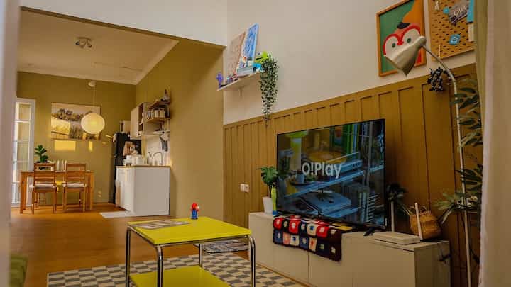Dengan luas rumah yang tidak begitu besar kami menerapkan konsep open space dimana tidak ada penyekat yang membatasi antar ruang, sehingga ruang lebih terlihat lapang, tidak hanya itu ruangan juga jadi ga sumpek karena sirkulasi udara dan cahaya juga jadi lebih baik.

Selain itu pemilihan furniture yang minimalis dan tidak begitu banyak. Supaya tampilan tidak monoton kami menerapkan tema interior berbeda disetiap zonasi. Pada area living room lebih berwarna dan ceria dengan konsep mid century modern sedangkan area dining & kitchen dengan sentuhan japandi yang lebih kalem dan tenang.

Area dapur japandi dengan menghadap taman  dibatasi dengan pintu kaca lipat jadi lebih asri dan lapang.

Kami juga memanfaatkan furniture yang multifungsi seperti sofa beda dan meja dengan penyimpanan. Juga penambahan storage kabinet menjaga rumah tetap rapi dan fungsional. 


#KitchenSetIkea #KitchenSetJapandi #KitchenSetKnoxhult #MejaTamuIkea #IkeaBaggboda #RuangTerbatas #NeverTooSmall 