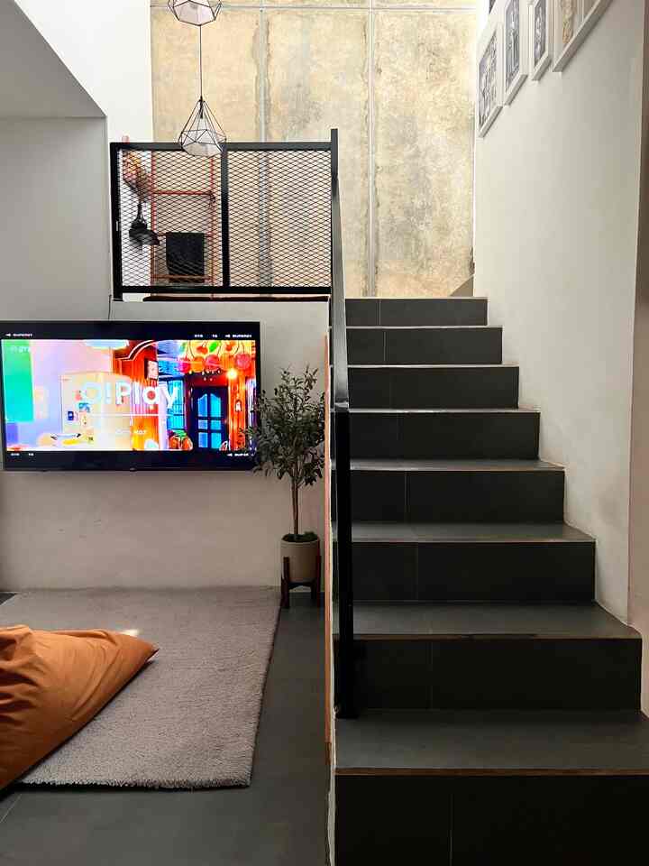 Memaksimalkan Area Terbatas ✨

Di #BruwnHouse sendiri ruangan keluarga ini yang paling lega diantara yang lain, jadi kita manfaatkan untuk ruangan dari segala aktifitas, baik itu ngobrol, nonton tv, main dengan anak dan lainnya. Agar ruangan ini maksimal secara fungsi, sengaja kita pilih karpet untuk lesehan. Memanfaatkan ruang dibawah tangga sebagai storage juga bisa jadi pilihan tepat agar ruangan terlihat rapih dan fungsional ✨

#Storage
#HPL
#StorageMultifungsi
#RuangTerbatas
#NeverTooSmalll