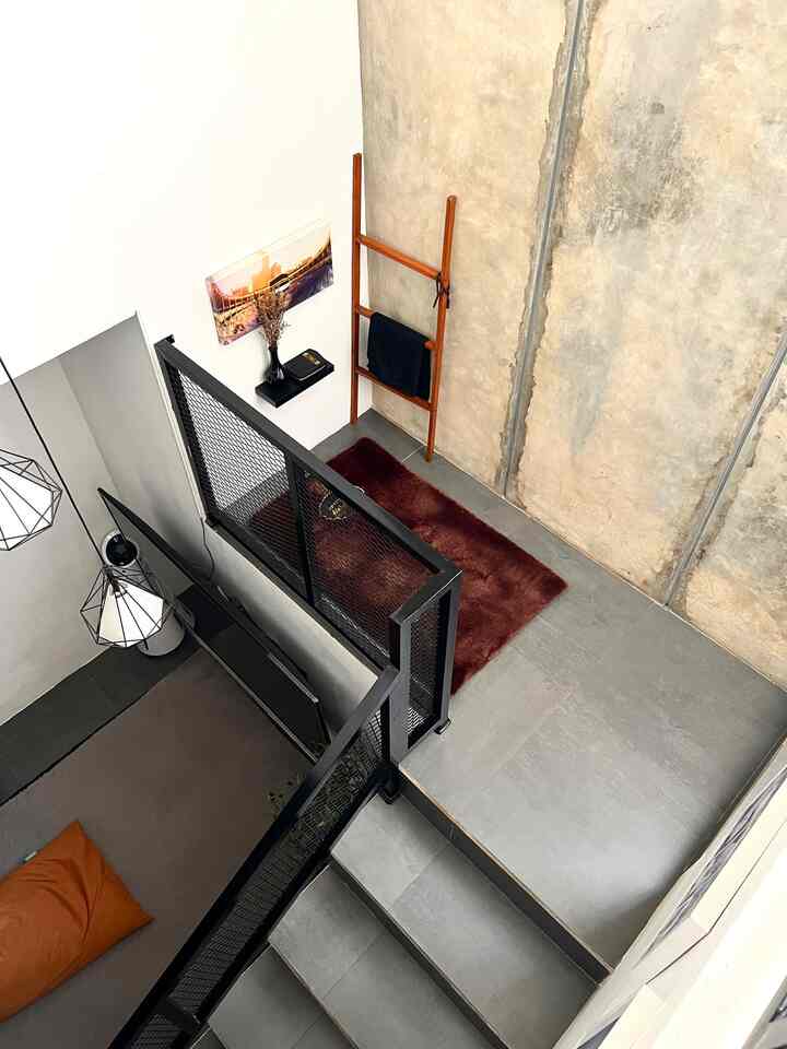 Prayer Area & Stairs ✨

Impian kami ketika berkesempatan punya rumah salah satunya adalah punya area khusus untuk beribadah. Karena keterbatasan lahan, jadi kita manfaatkan bordes tangga yang ga seberapa luas ini. ✨

#BruwnHouse
#InspirasiRumahIndustrial
#RumahIndustrial
#IndustrialHouse
#PrayerArea
#HomeDecor